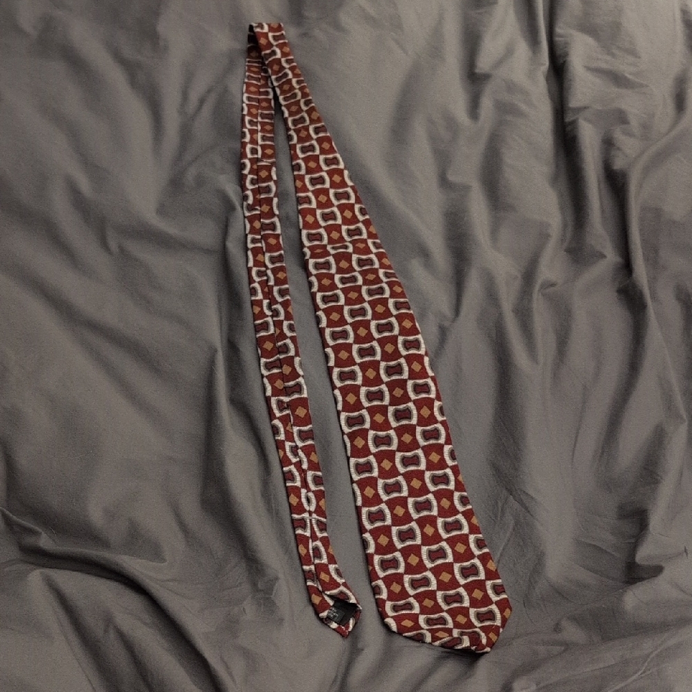 Elegant Geometric Tie in Red and Brown